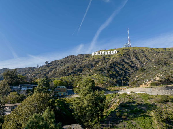 La fine dello sciopero degli sceneggiatori e attori di Hollywood e la bozza d’accordo sull’uso dell’AI