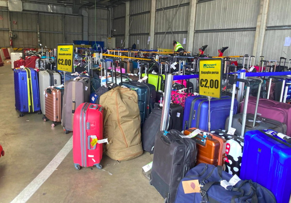 La pagina Facebook che vende a due euro i bagagli smarriti in aeroporto. Ma è una truffa
