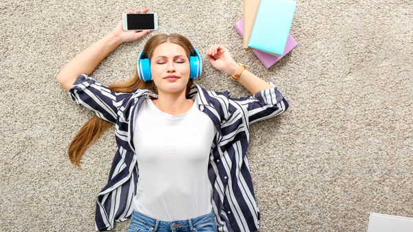 Il fenomeno degli audiolibri, trainati dai podcast e sempre più apprezzati