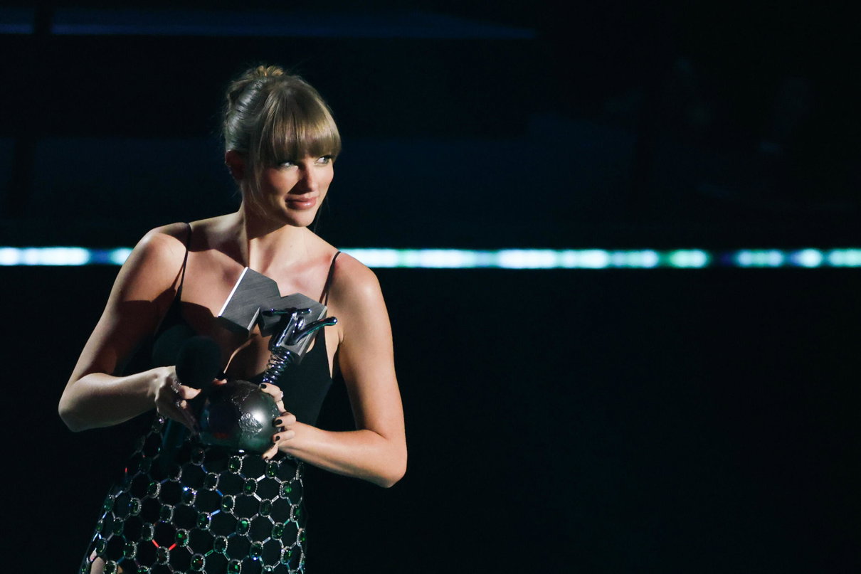 AI, X, elezioni e complotti: perché si sta parlando tanto di Taylor Swift (e non per la sua musica) article-post
