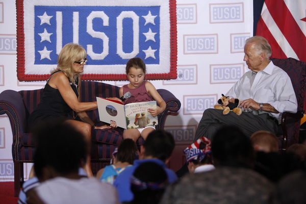 Per Facebook, un video alterato per far sembrare Biden passibile di accuse di pedofilia può essere ok