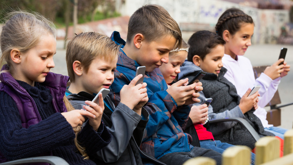 Quali sono le norme che, a oggi, tutelano i minori dall’esposizione sui social