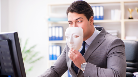 Le false segnalazioni su Facebook e il “furto d’identità” social article-post