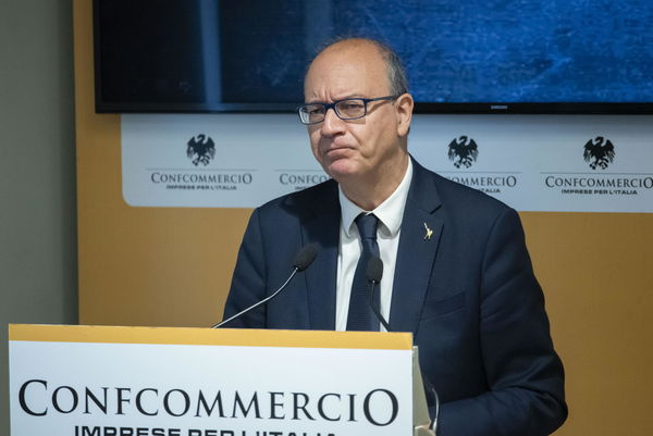 È in arrivo una nuova stretta sull’uso dei cellulari in classe