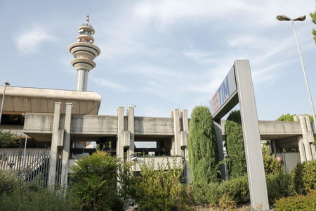 TIM, da monopolista della rete telefonica italiana a “senza rete” article-post