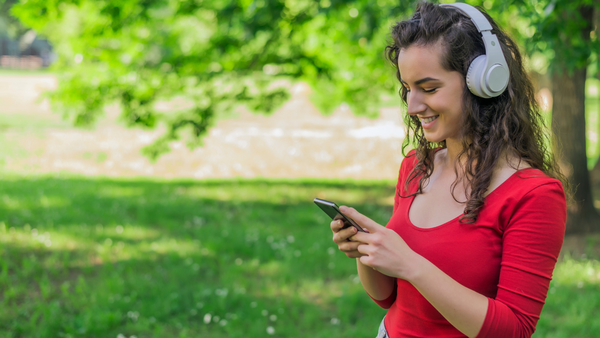 Il fenomeno delle “sped-up songs” sui social