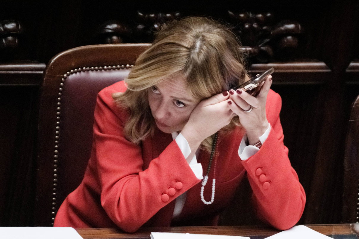 Per “proteggersi” dai dossieraggi, il governo vuole un “Whatsapp di Stato” article-post