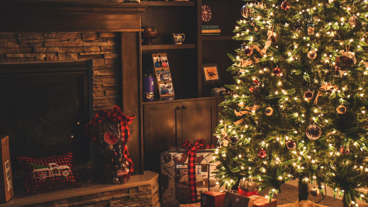 Decorazioni albero di Natale: quali colori vanno di moda quest’anno? article-post