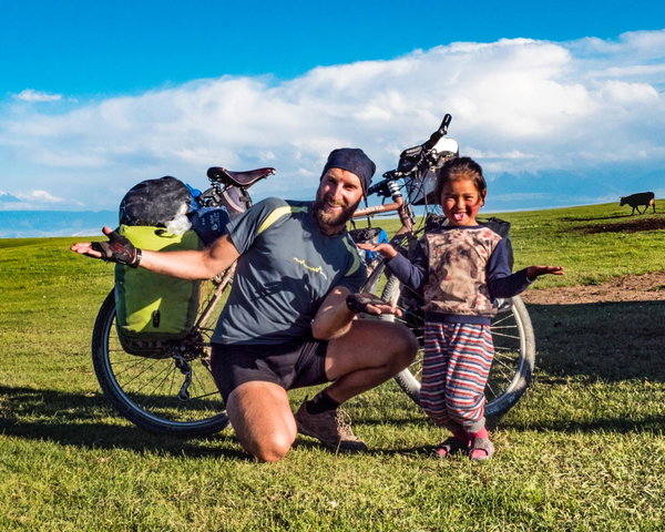 «Io non sono un influencer, sono un viaggiatore»: Dino Lanzaretti e la geografia delle emozioni in bicicletta