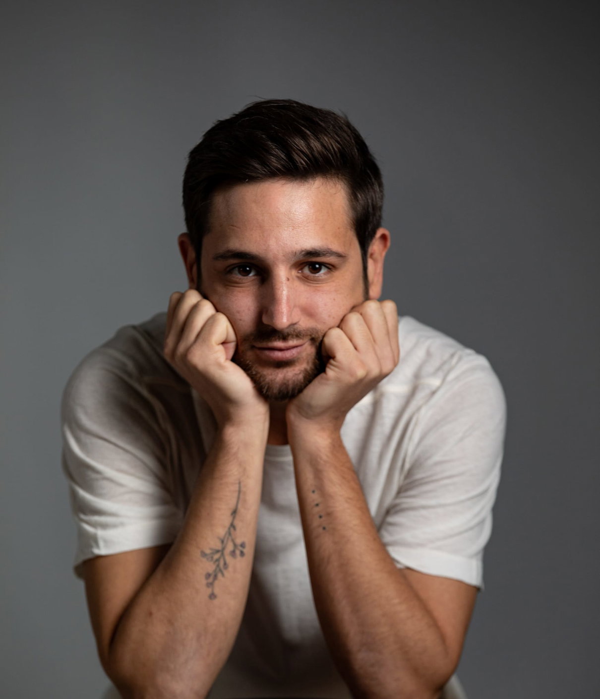 Siamo sempre connessi, ma sempre più soli”Luca Lobuono e i test sociali che raccontano la gentilezza article-post