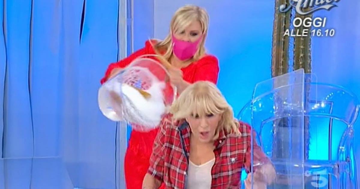 Tina getta un secchio d'acqua a Gemma
