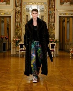 Dolce & Gabbana doveva sfilare dal vivo a Milano nella scorsa settimana della moda dedicata a lui, ma poi le condizioni epidemiologiche non lo hanno permesso