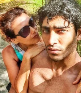 Daniela Martani e Akash Kumar prendono in giro un naufrago