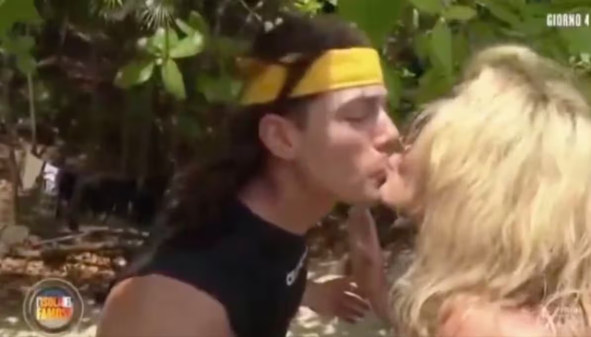 Isola dei Famosi 2023: scatta un bacio tra Nathaly Caldonazzo e Luca Vetrone article-post