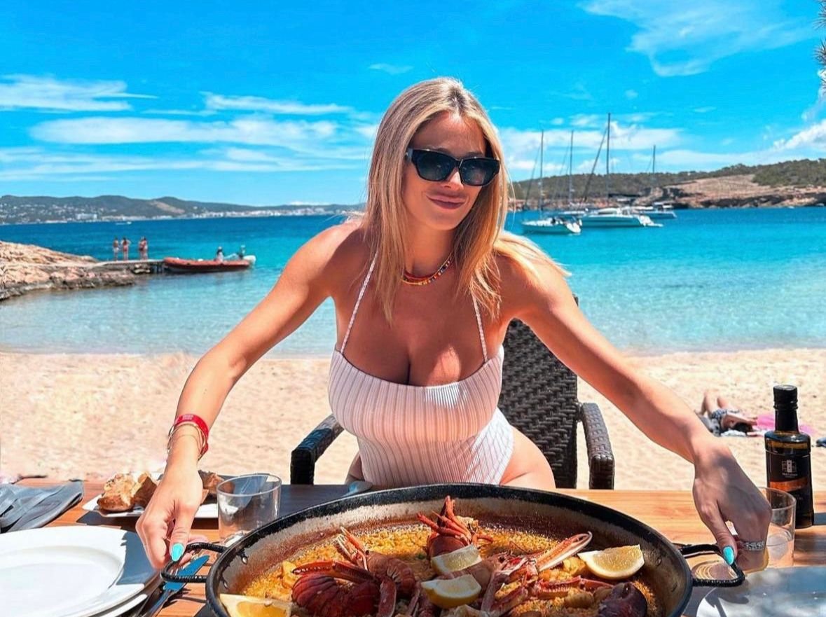 Diletta Leotta ad Ibiza: il pancino sempre più evidente e i commenti infiniti dei fan