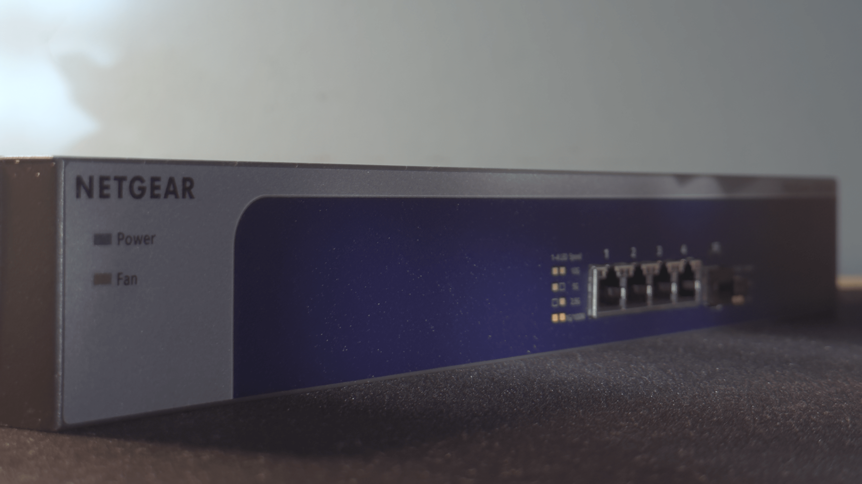 Recensione dello switch di rete Netgear XS505M: scopri le prestazioni potenti fino a 10gbps e la flessibilità di connessione.
