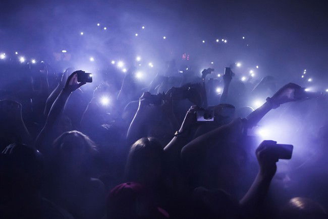 Al concerto con il braccio alzato preview