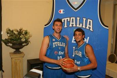 Bargnani e Belinelli al telefono preview