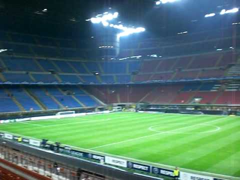 Luci e vuoti a San Siro article-post