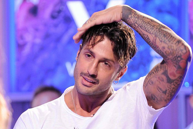 Lo strano Playboy che si vergogna di Corona preview