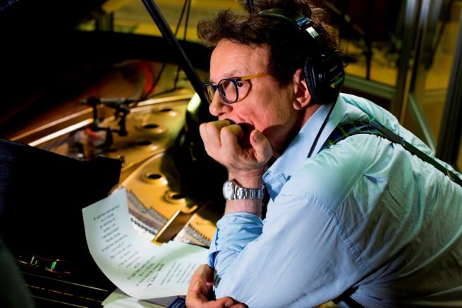 Malìa, Massimo Ranieri contro l’usa e getta preview