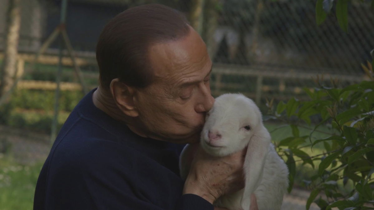 Berlusconi e gli agnelli di Pasqua article-post