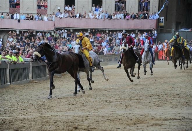 Noi che non guardiamo il Palio e Blaze preview