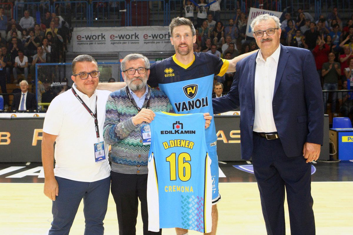 La stretta di mano fra Sacchetti e Vanoli article-post