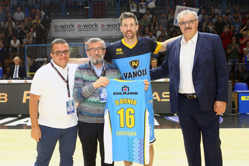 La stretta di mano fra Sacchetti e Vanoli preview