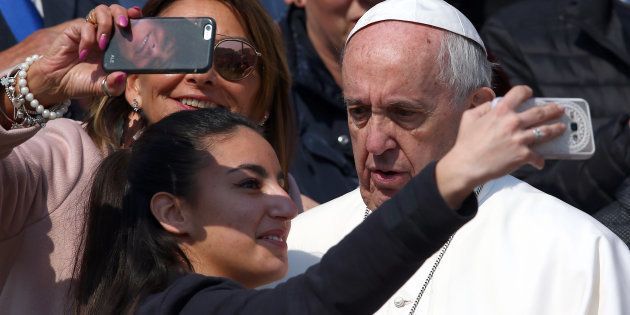 Papa Francesco e lo smartphone a tavola preview