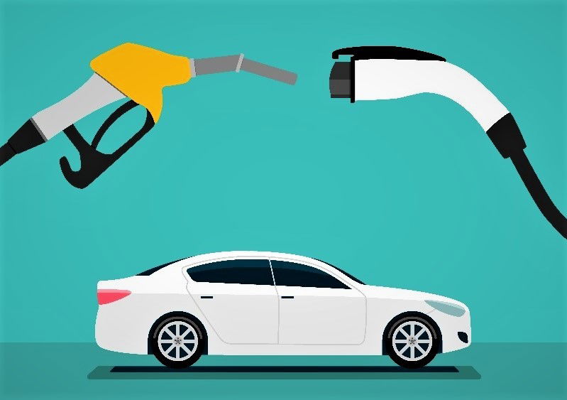 L’auto elettrica è di sinistra, quella a benzina di destra preview