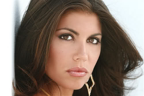 Flora Canto a teatro nello spettacolo di Enrico Brignano article-post