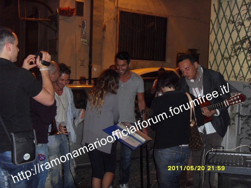 Mario De Felice dedica una serenata a Ramona Amodeo per il loro anniversario: resoconto,foto e video preview