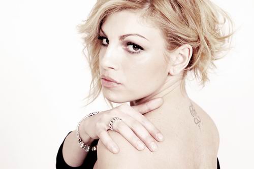 Emma Marrone si arrabbia per delle sue foto private pubblicate sul web: ‘Non sono un animale da circo!’ article-post