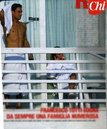 Ilary Blasi paparazzata in topless e mutande con Francesco Totti