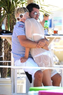 Rajae Bezzaz con il direttore eventi del ‘Papeete’: foto preview