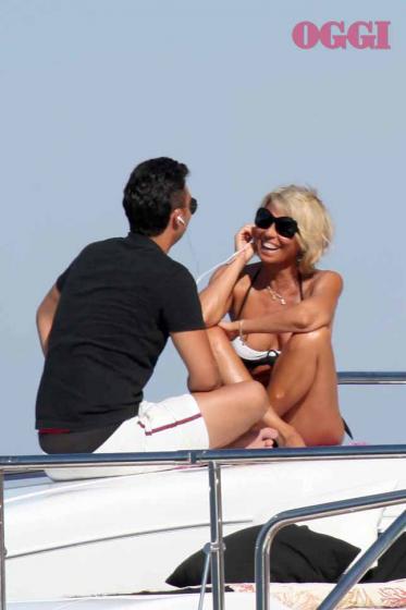 Maria De Filippi in barca col figlio Maria De Filippi in barca col figlio