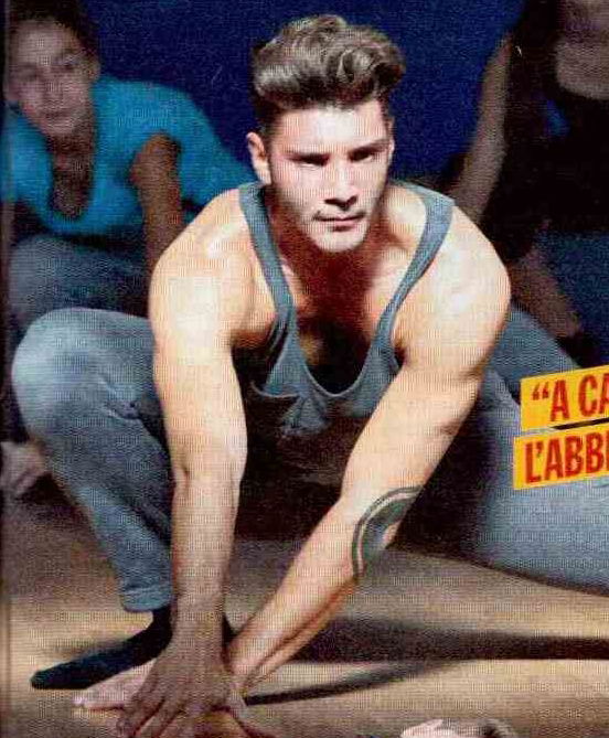 Stefano De Martino apre una scuola di danza: “Per ballare come me, rivolgetevi al mio papà!” preview