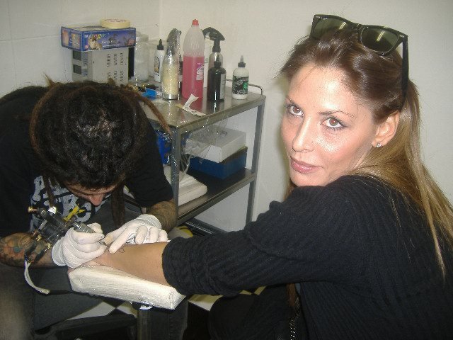 Guendalina Tavassi si fa tatuare il nome della figlia: foto