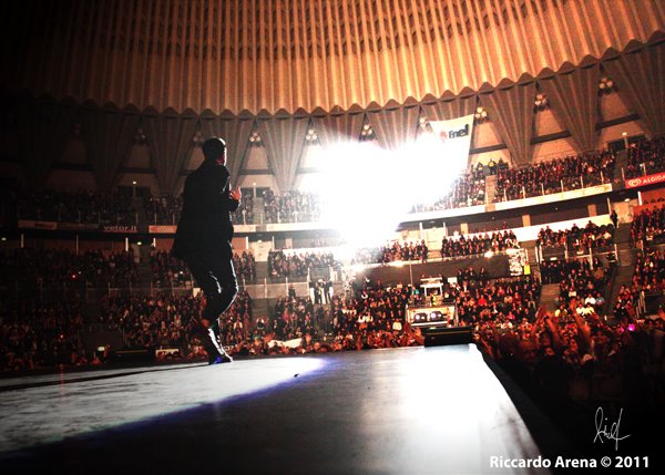 Marco Mengoni in concerto al Palalottomatica, nel pubblico anche Renato Zero ed Elisa: resoconto di MadWord, foto e video preview