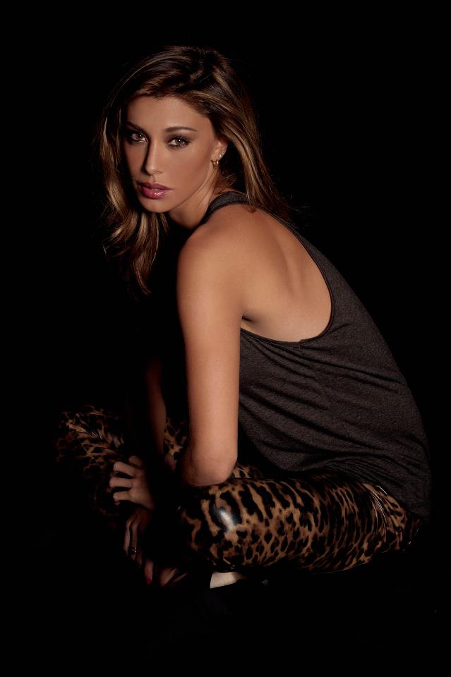 Belen Rodriguez: le foto di casa sua per Natale e nuovi scatti posati preview