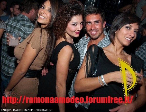 Francesca e Pamela Pierini in discoteca: foto