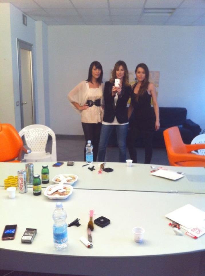 Roberta Ruiu nei camerini con altre corteggiatrici del Trono Under: foto preview