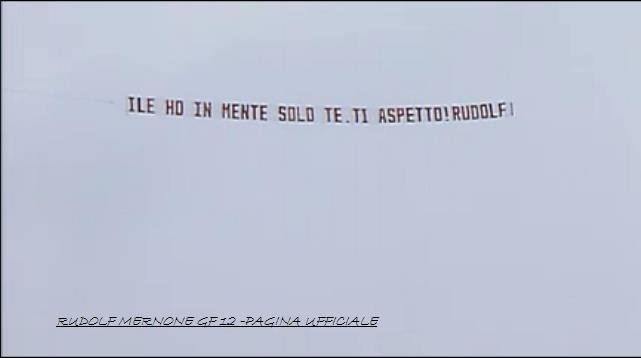 Rudolf Mernone manda un aereo con un messaggio d’amore ad Ilenia Pastorelli?