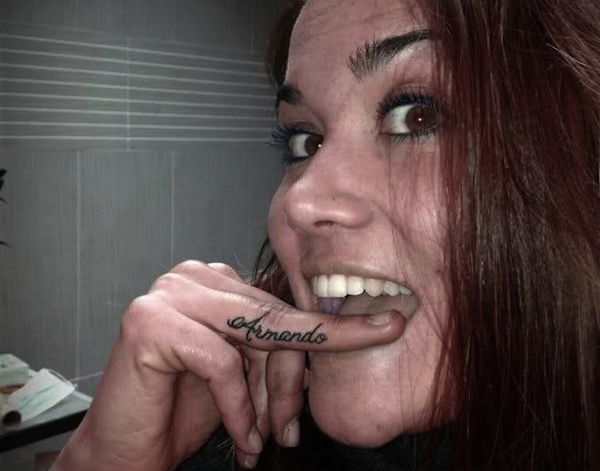 Caterina Siviero si tatua il nome del fidanzato Armando Avellino sul dito: foto preview