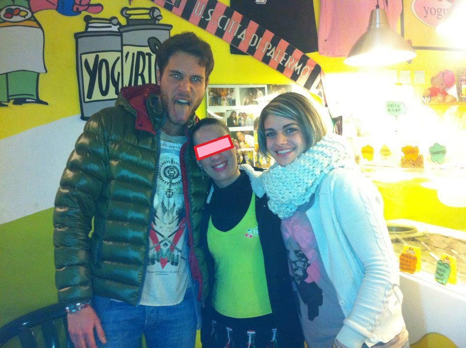 Manfredi Ferlicchia e Lidia Pastorello con una fan: foto