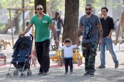 Salvatore e Cristiano Angelucci al parco con la piccola Ginevra: foto