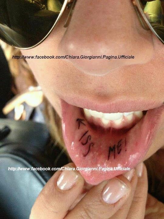 Chiara Giorgianni fa un tatuaggio sulle labbra: foto