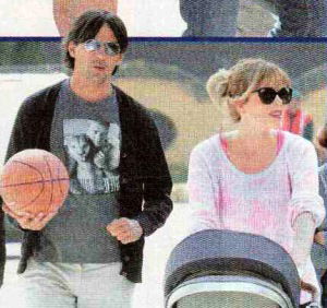 Alessia Marcuzzi dimentica le minacce grazie alla famiglia! preview