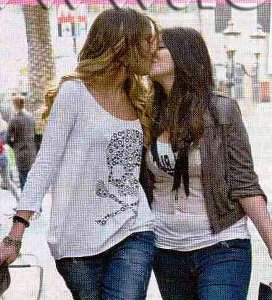 Strip e baci lesbo per le gieffine Chiara Giorgianni e Floriana Messina